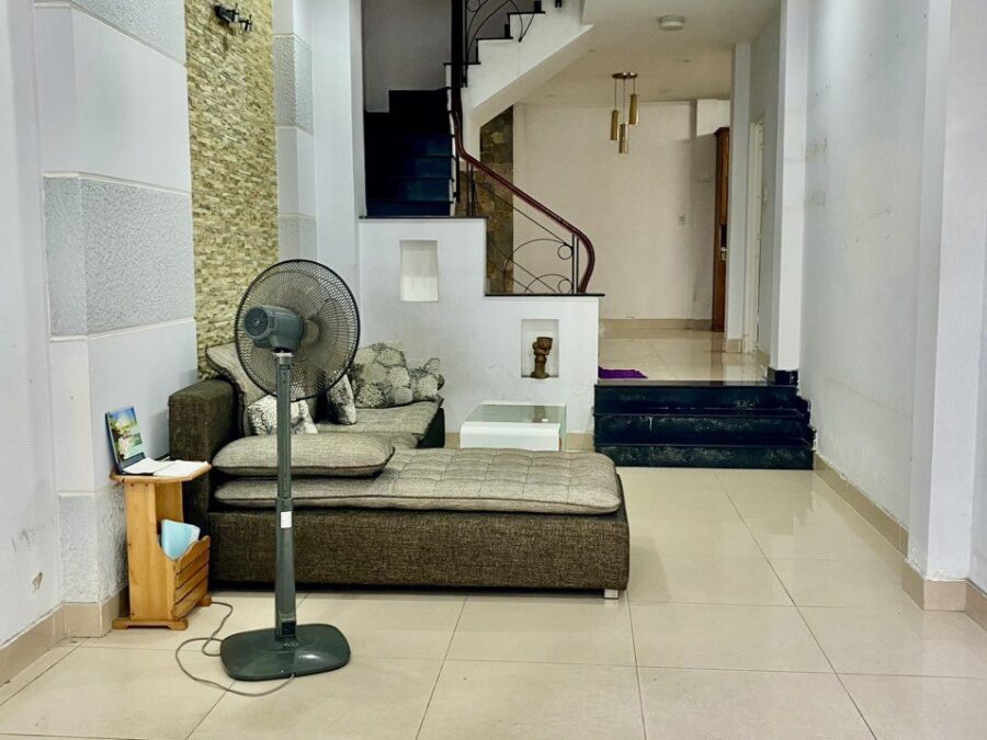 Bán nhà 1 trệt 2 lầu, 4 phòng ngủ, 4 WC, gần khu ẩm thực Phan Xích Long
